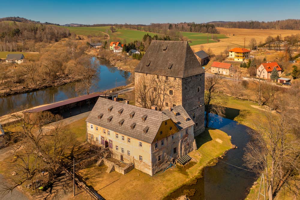 Wieża Książęca w Siedlęcinie jest położona nad Bobrem i otoczona lasami