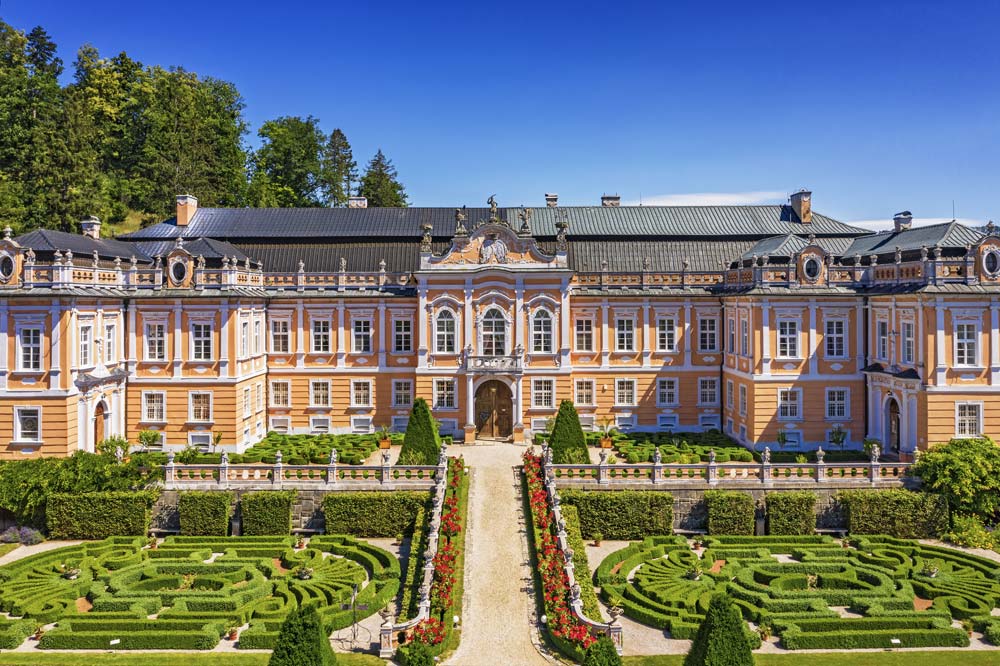 Pałac Nové Hrady szczyci się pięknymi ogrodami w formie labiryntów