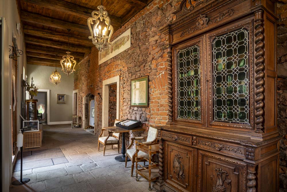 zabytkowe korytarze w Zamku Sarny