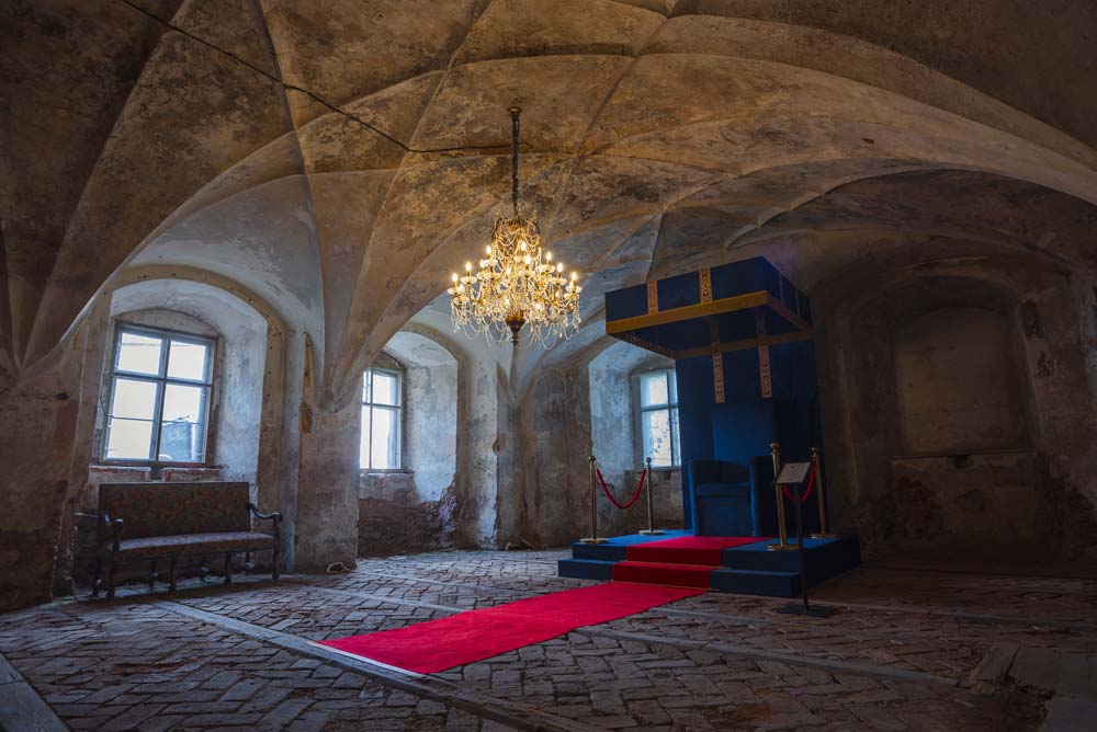 Sala reprezentacyjna z tronem w Zamku Sarny