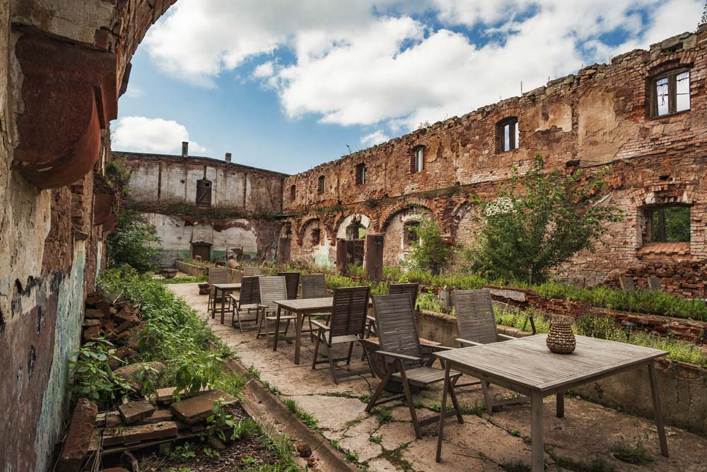 Zamek Sarny częściowo jest odrestaurowany, ale dużą jego część stanowią ruiny
