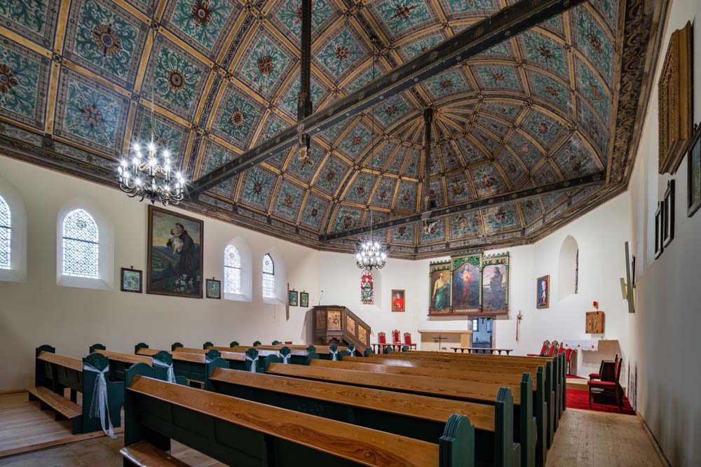 Ołtarz w kościele pw. Najświętszego Serca Pana Jezusa w Karpaczu