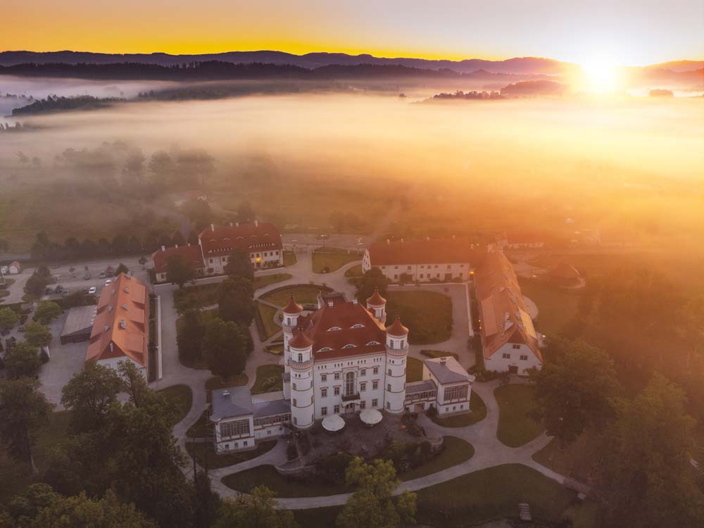 Pałac Wojanów jest znany ze swojego bajkowego charakteru