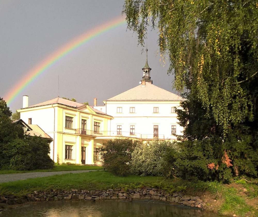 Pałac Kvasiny w kraju Kralowohradeckim w promieniach tęczy