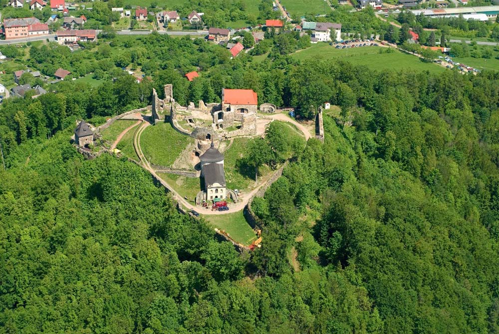 Widok na Zamek Potštejn z lotu ptaka