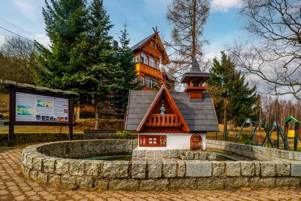 Jeżeli poszukujesz dodatkowych informacji, na tablicy ustawionej przy młynku znajdziesz opis legendy oraz krótką historię obiektu.