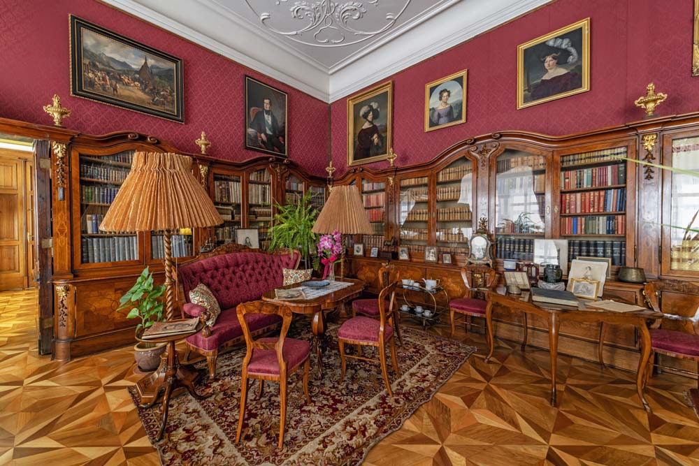 Pałac Slatiňany jest w bardzo dobrym stanie, a jego komnaty zawierają oryginalne wyposażenie