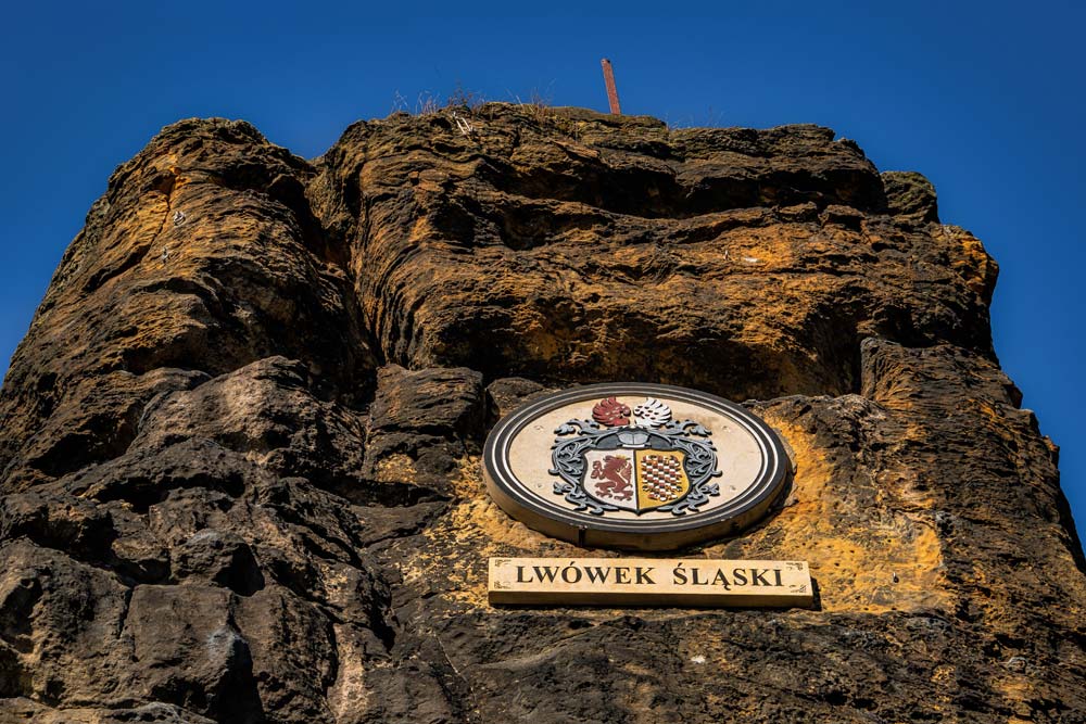 W miejsce historycznego medalionu wstawiono nowy,mniejszy, z herbem Lwówka Śląskiego