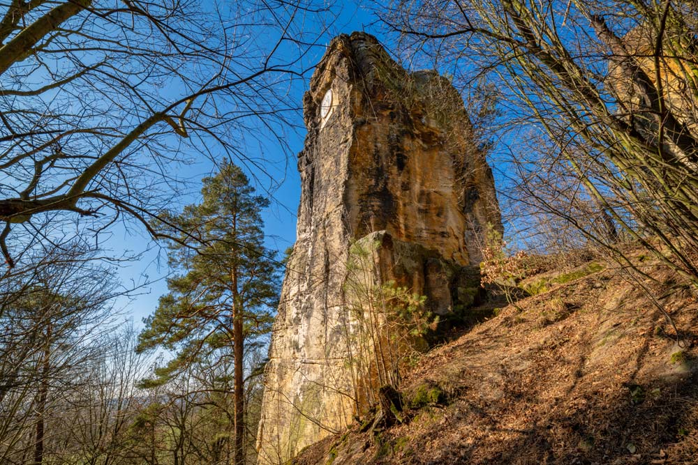 Lokalna legenda głosiła, że cień Skały z Medalionem widoczny w odpowiedniej porze dnia był duchem rycerza strzegącego granicy między Pogórzem Izerskim a Kaczawskim