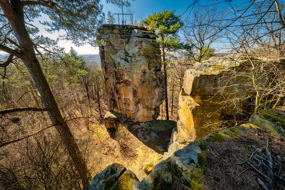 Wieża na Skale z Medalionem służyła jako popularny punkt widokowy, z którego rozciągała się panorama Karkonoszy, Pogórza Kaczawskiego oraz Izerskiego.