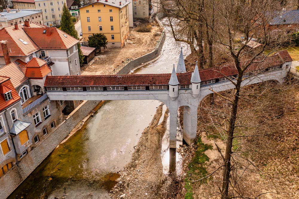 Kryty Most w Lądku Zdrój łączy ze sobą dwa brzegi rzeki