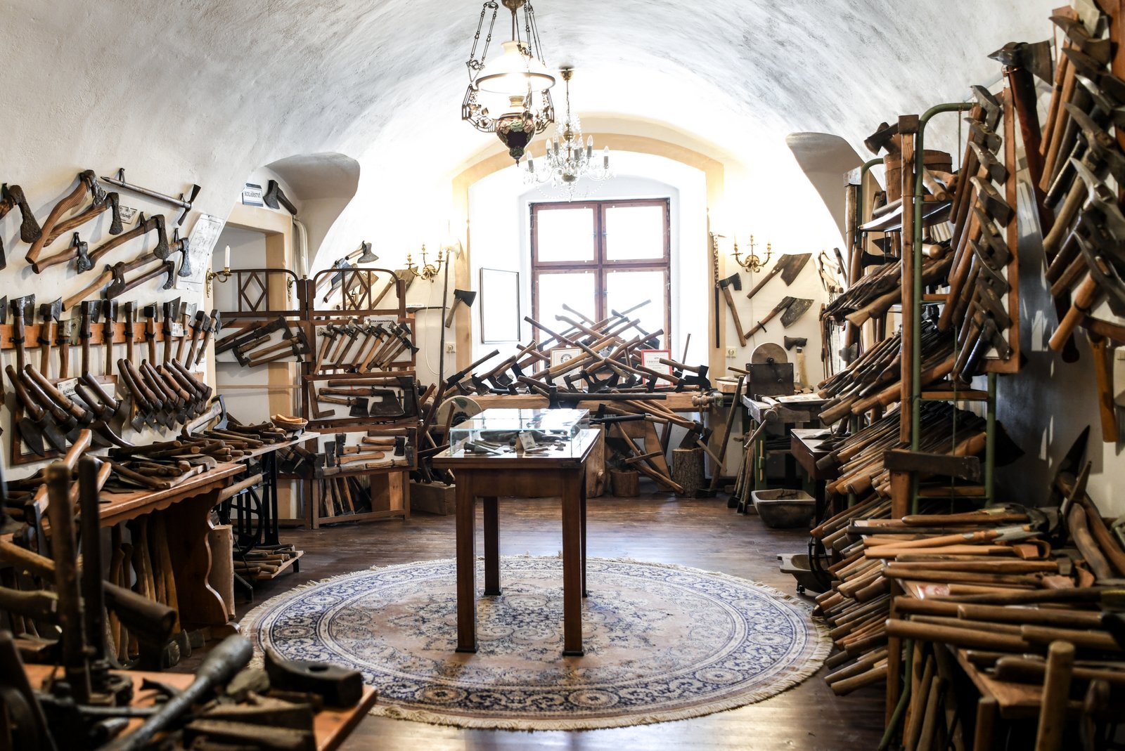 Sala muzeum rzemiosł w Pałacu Konice z dziesiątkami siekier i toporów wyeksponowanych na ścianach i stojakach, tworzących rekordową kolekcję.