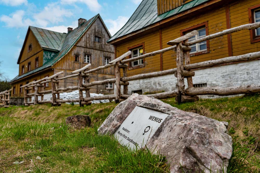 Wenus – drugi przystanek na kosmicznej trasie między Orlem a Halą Izerską, tuż obok drewnianych zabudowań dawnej huty szkła.