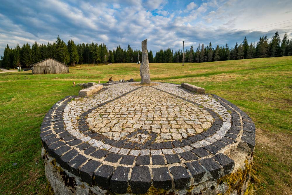 Kamienny zegar słoneczny z gnomonem – serce astrościeżki i symbol Słońca w izerskim modelu Układu Słonecznego.