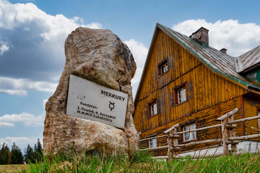 Merkury na izerskiej astrościeżce – pierwsza planeta na trasie modelu Układu Słonecznego przy schronisku Orle.