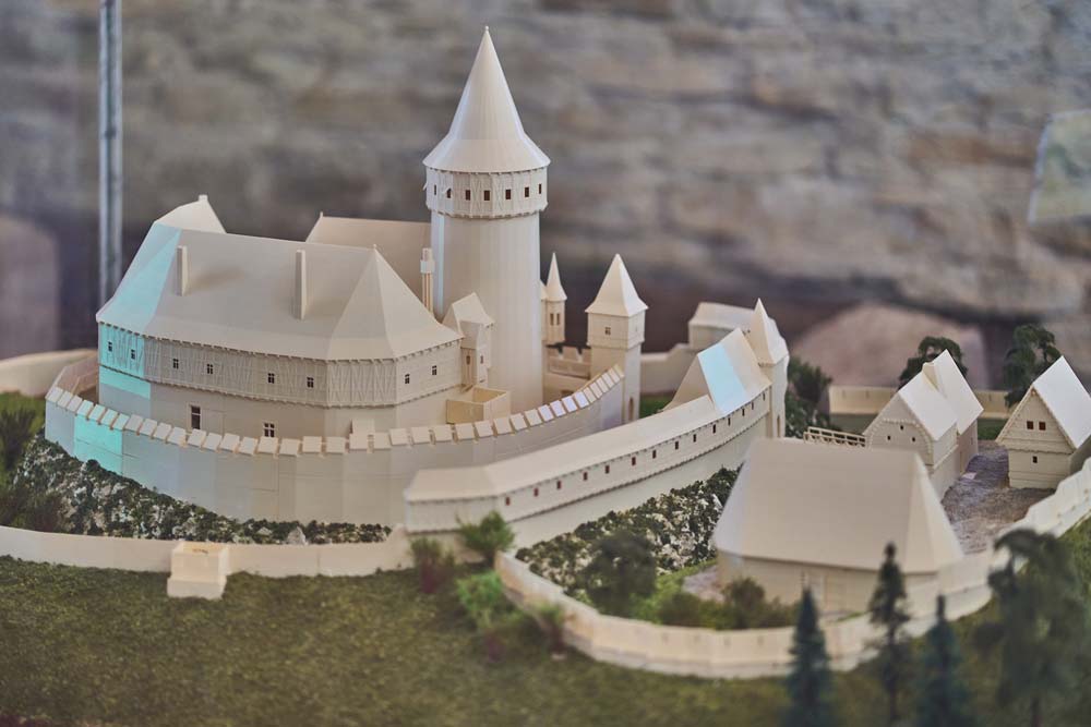 Zamek Vizmburk – makieta warowni z bergfriedem, murami obronnymi i zabudowaniami podzamcza prezentowana w muzeum.