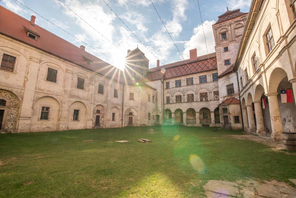 Dziedziniec z arkadowymi krużgankami – serce zamku, gdzie najlepiej widać renesansowy układ palazzo in fortezza.