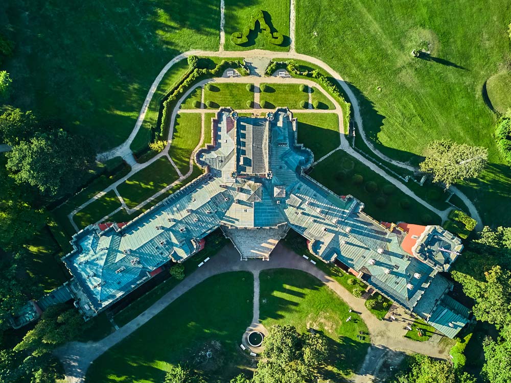 Zamek Hradec u Nechanic z góry: symetryczny układ skrzydeł i alejek parkowych wokół rezydencji.