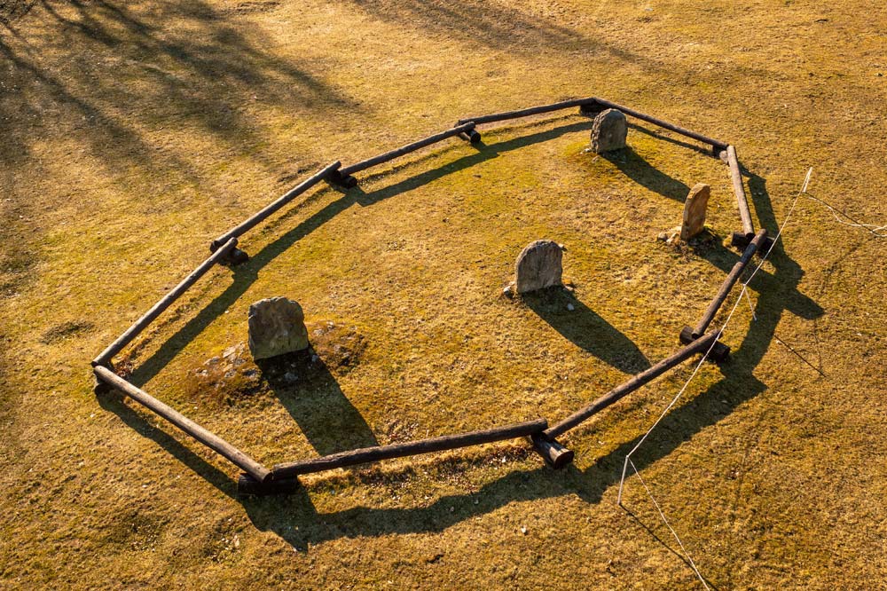 Widok z góry na cmentarz koni w Kliczkowie z zachowanymi nagrobkami i drewnianym obrysem