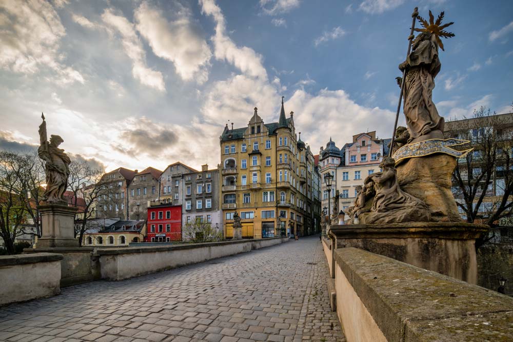 Barokowe rzeźby na Moście Św. Jana w Kłodzku i historyczne kamienice w centrum miasta