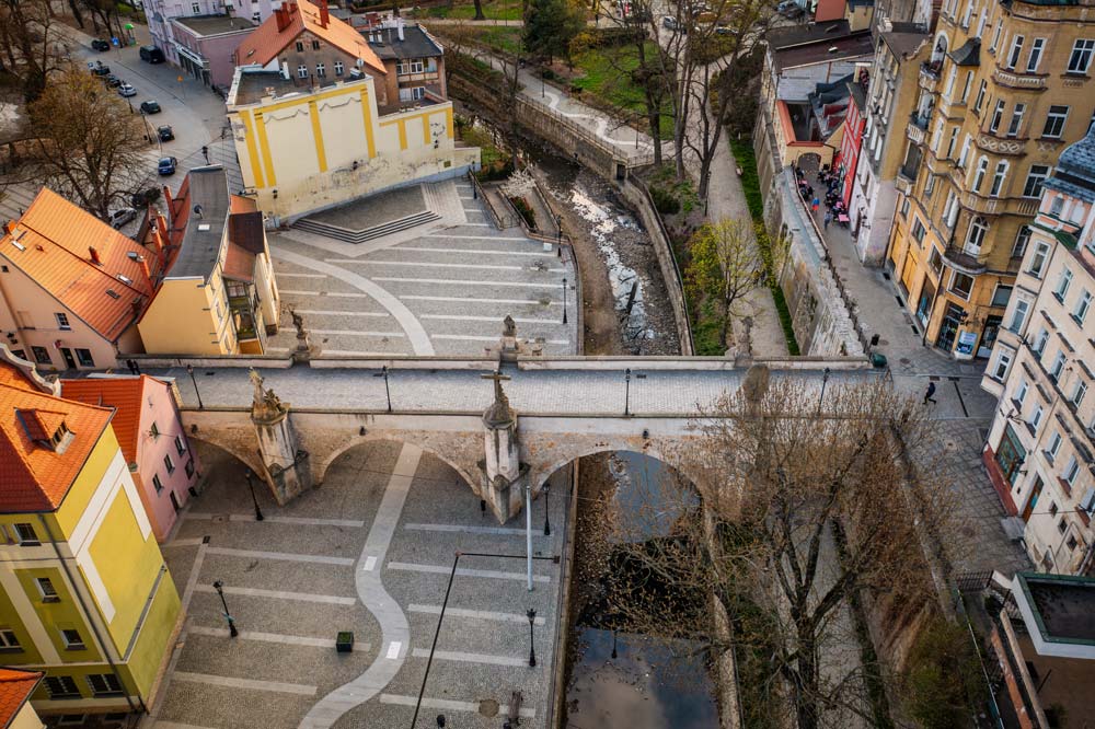 Most Św. Jana w Kłodzku z lotu ptaka nad kanałem Młynówki i placem przy moście