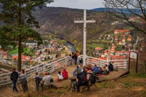 Punkt widokowy na Bardzkiej Kalwarii z dużym krzyżem i drewnianą platformą; panorama Barda i przełomu Nysy Kłodzkiej.