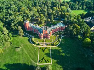 Ujęcie dronem: Hradec u Nechanic na tle zielonego parku, z ozdobnymi parterami przed fasadą.