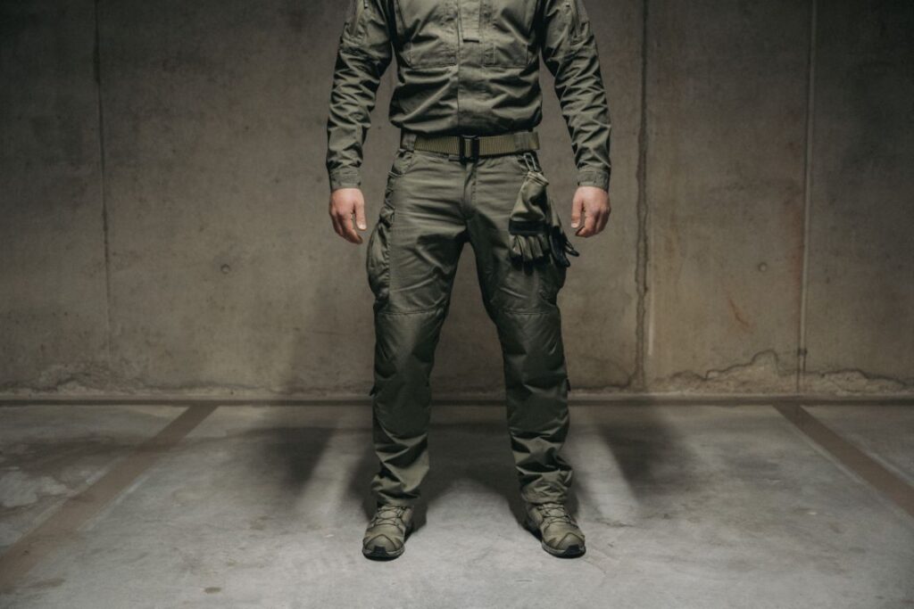 mężczyzna ubrany w spodnie taktyczne