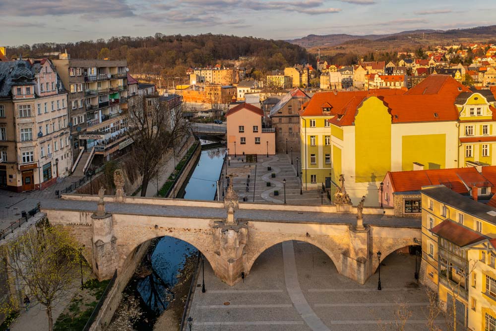 Most Św. Jana w Kłodzku z góry, kanał Młynówki i zabudowa wyspy Piasek o zachodzie słońca