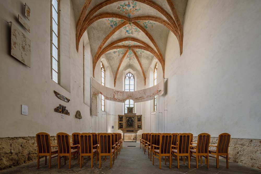 Prezbiterium dawnego kościoła klasztornego w Jaworze z gotyckim sklepieniem ozdobionym XVI-wiecznymi polichromiami roślinnymi
