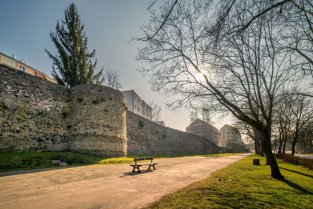 Półokrągła bazaltowa basteja łupinowa w ciągu murów obronnych Lubania, przy promenadzie z ławką