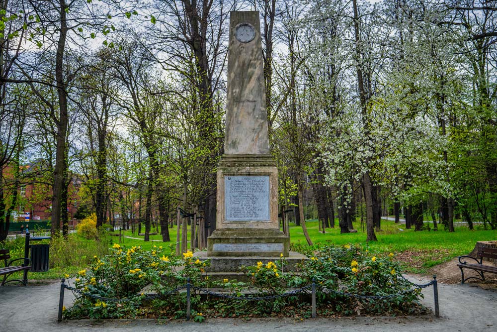 Obelisk w Świdnicy — pomnik, który przetrwał cały cmentarz – zdjęcie tytułowe